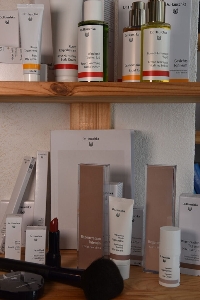 Pflegeprodukte von Dr. Hauschka im Regal – ganzheitliche zertifizierte Naturkosmetik im Sortiment des Naturladens Bad Gastein.