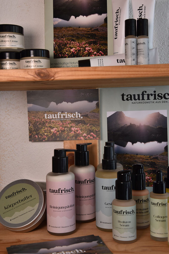 Regal mit Naturkosmetik der Marke Taufrisch – regionale Pflegeprodukte aus heimischen Zutaten im Naturladen Bad Gastein.